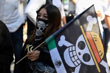 La Generación Z sale a la calle contra Sheinbaum y coloca la bandera pirata en el Zócalo de Ciudad de México: 120 heridos y 20 detenidos