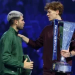 Jannik Sinner no da opción a un tocado Carlos Alcaraz y mantiene la corona de maestro en Turín