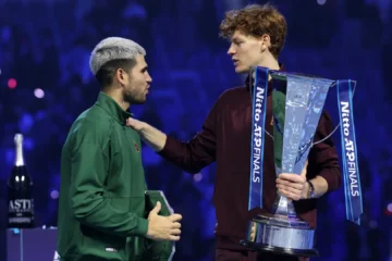 Jannik Sinner no da opción a un tocado Carlos Alcaraz y mantiene la corona de maestro en Turín