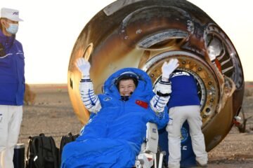 Tres astronautas chinos varados durante una semana en el espacio regresan a la Tierra tras un susto con la basura espacial
