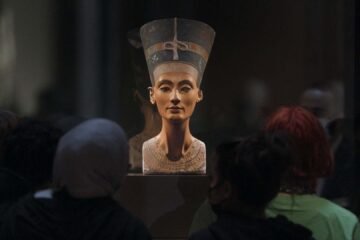El gran sueño de la reunión de la máscara de Tutankamón y el busto de Nefertiti