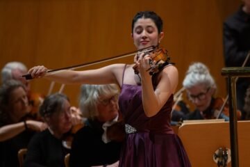La violinista María Dueñas, deslumbrante y arrolladora en la ‘Symphonie espagnole’ de Lalo