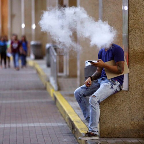 La venta ilegal de los cigarrillos electrónicos: el quebradero de cabeza de Reino Unido que se extiende a España