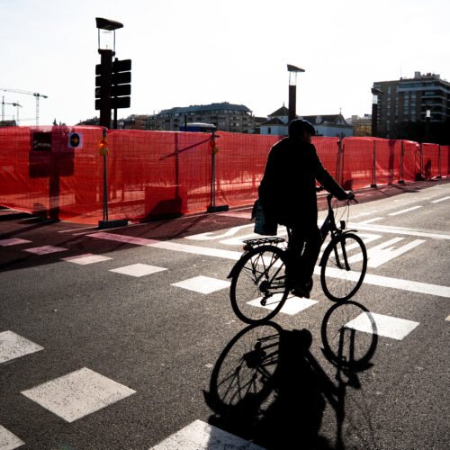 Dos plazas de aparcamiento para bicicletas por piso, un mínimo de energía fotovoltaica… el Gobierno ultima una reforma ‘verde’ que puede encarecer hasta 18.000 euros cada vivienda