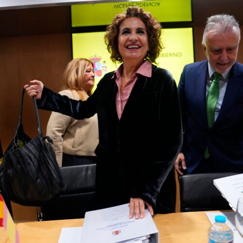 Montero intenta dividir a las CCAA críticas y les ofrece seguir con el modelo vigente perdiendo dinero si no quieren la financiación pactada con Junqueras