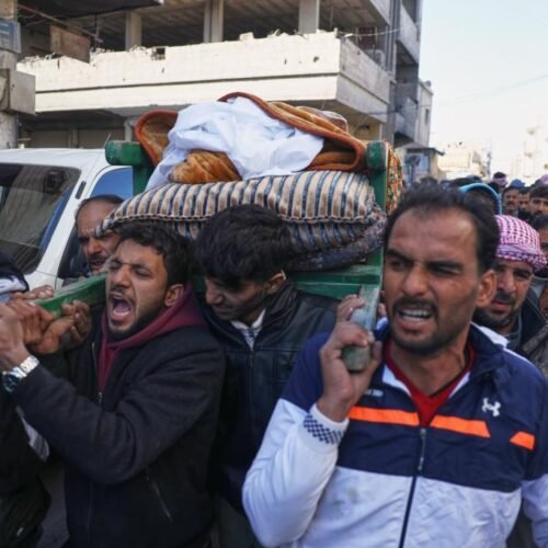 Estalla un motín de presos del Estado Islámico en medio de los choques en el este de Siria