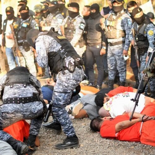 Guatemala declara el estado de sitio y autoriza al Ejército a actuar contra las pandillas: «Estamos poniendo de rodillas a los criminales»