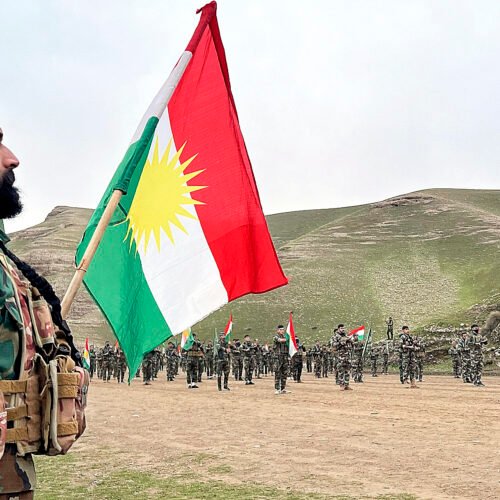 EL MUNDO, con la guerrilla kurda iraní: «La única manera de acabar con el régimen es con las armas»