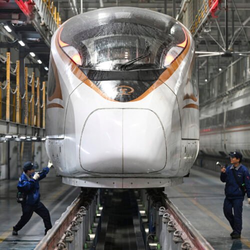 Viajar a 350 km/h sin vibraciones: China, el espejo incómodo de la alta velocidad española donde un ejército de robots vigilan las vías
