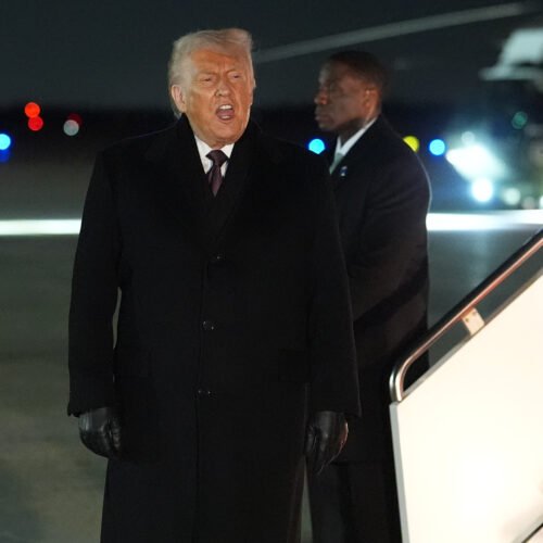 Donald Trump desoye las peticiones de que retire al ICE y culpa a los Demócratas de la muerte de ciudadanos