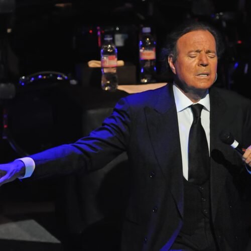 Julio Iglesias hace públicos supuestos mensajes de las mujeres que le acusan para tratar de desacreditarlas