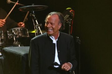 El Gobierno estudia retirar la Medalla de Bellas Artes a Julio Iglesias tras las acusaciones por agresión sexual