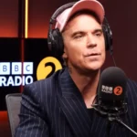 Robbie Williams asegura que su hija de 13 años «está desesperada» por ser cantante: «Es una ‘nepo baby’, todo irá bien»