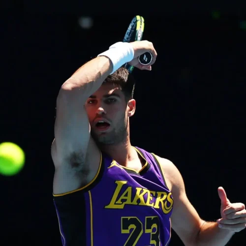 Alcaraz entrena en Australia bajo una gran atención mediática y con una camiseta de LeBron James