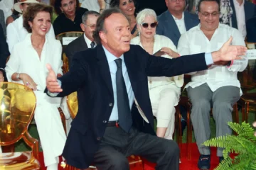 Julio Iglesias, demandado también por tres trabajadores por despido improcedente, tras echarles durante la pandemia