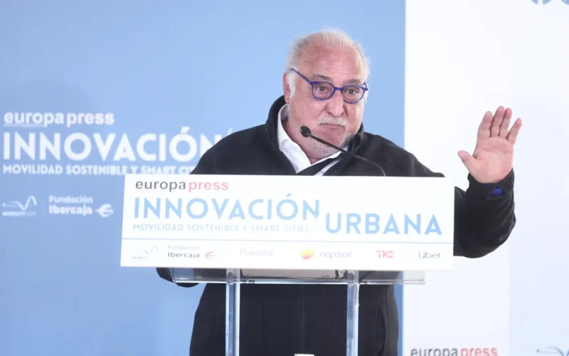 Pere Navarro, director de la DGT: «Al centro de la ciudad no vas con eléctrico ni diésel, vas en transporte público, taxi, Uber o Cabify»