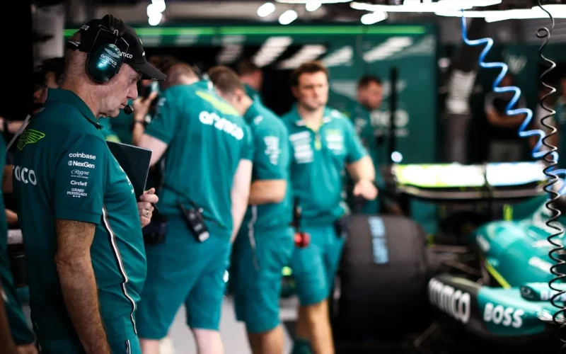 Graves problemas en Aston Martin: el coche definitivo se retrasa, Newey piensa en 2027 y el motor genera dudas: «No todo va bien»