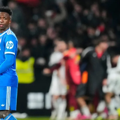 El Albacete condena el racismo en su campo tras el lanzamiento de un plátano a Vinícius: «Duele y avergüenza»