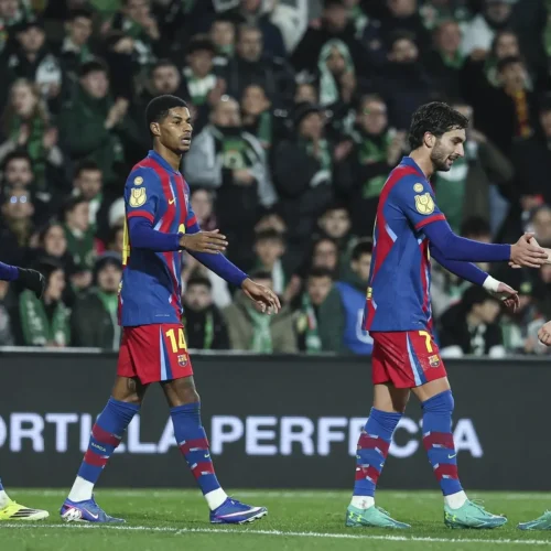 El Barça elimina en octavos de Copa del Rey al Racing en un durísimo y polémico duelo