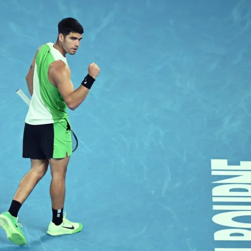 Carlos Alcaraz arranca su asalto al Open de Australia tras vencer a Adam Walton
