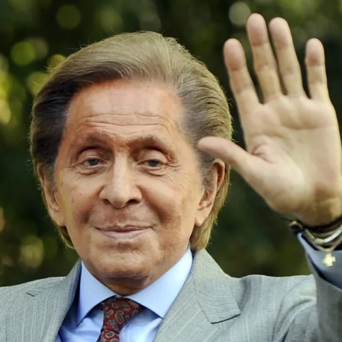 Valentino, el ‘emperador del rojo’, de eterno bronceado e imagen impecable que sedujo a clientas como Grace Kelly y Sofía Loren
