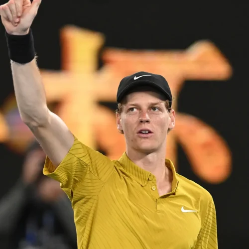 Jannik Sinner sobrevive a Spizzirri y al calor de Australia para llegar a octavos