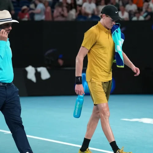 ⁠Lluvia de críticas al Open de Australia por cerrar el techo cuando Sinner perdía: «Está todo amañado, una vergüenza histórica»