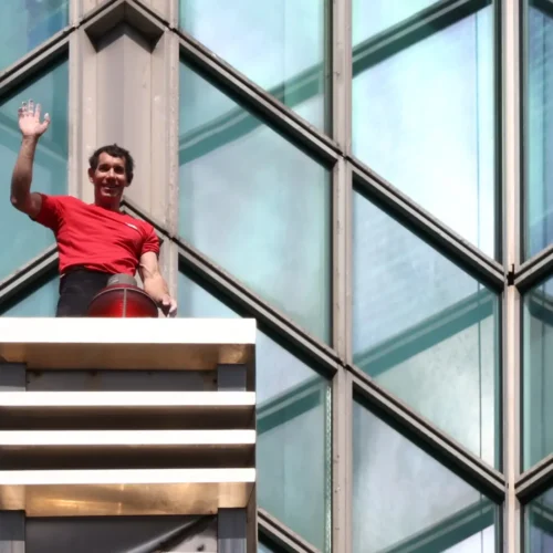 Histórico Alex Honnold: escala con éxito el Taipei 101, rascacielos de 508 metros, sin cuerdas ni arnés