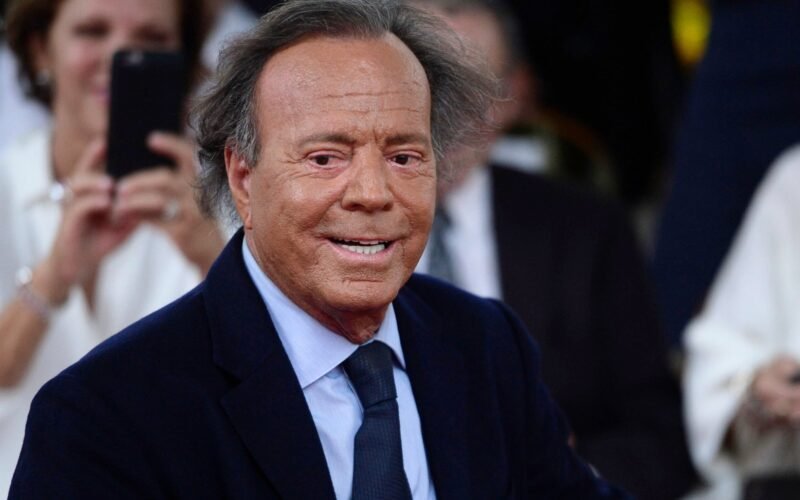Julio Iglesias alega que la Fiscalía no puede investigar una posible agresión sexual en el extranjero y pide el archivo de la denuncia