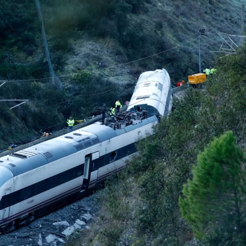 Los equipos de rescate trabajan en el accidente de Adamuz, que ya suma 42 muertos y 39 hospitalizados