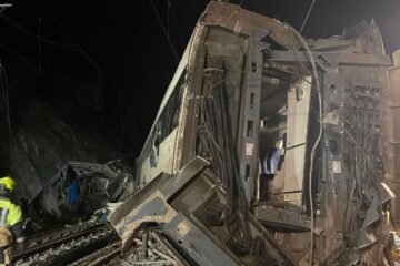 Un accidente de tren en Córdoba causa 40 muertos y 152 de heridos: “La gente pedía socorro e intentamos sacarlos, pero era muy difícil”
