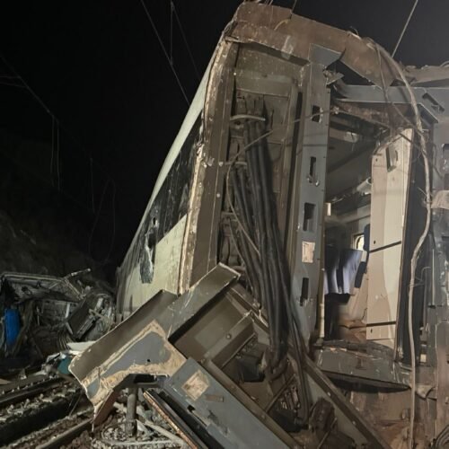 Un accidente de tren en Córdoba causa 40 muertos y 152 de heridos: “La gente pedía socorro e intentamos sacarlos, pero era muy difícil”