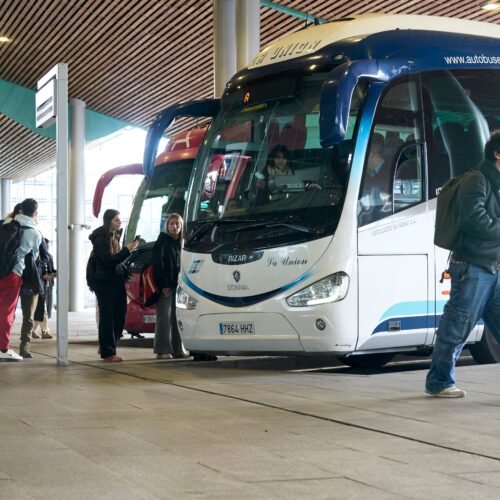 Cómo funciona y cuánto vale el abono único, un gran cambio en el transporte público que llega hoy (y que no es una tarjeta)