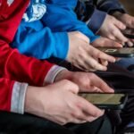 Francia avanza hacia la prohibición de las redes para menores de 15 años: “Las mentes de nuestros hijos no están en venta”