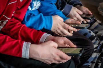 Francia avanza hacia la prohibición de las redes para menores de 15 años: “Las mentes de nuestros hijos no están en venta”