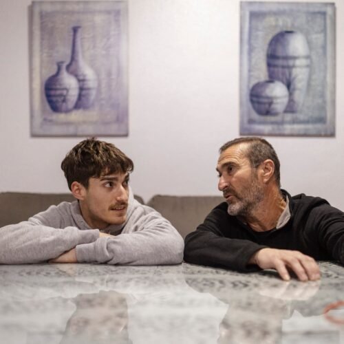 Víctor, su padre y otro pasajero salvaron solos durante una hora a varios heridos del vagón 1 del Alvia volcado