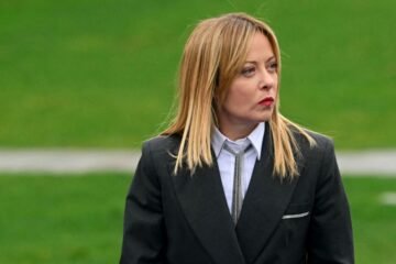 Meloni impulsa el bloqueo naval para blindar las fronteras italianas entre críticas de las ONG: «Esto no es seguridad, es inhumanidad»