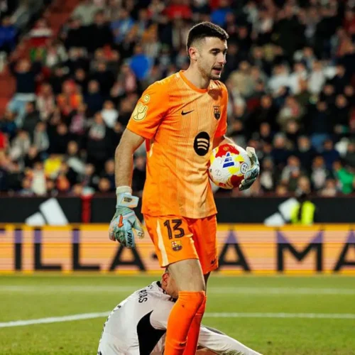 El error de Joan García que pudo acabar en gol: sale del campo con el balón para felicitar a Araujo y concede córner para el Albacete