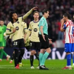 El Comité de los árbitros explica los siete minutos de revisión del fuera de juego del Barça: «El sistema generó un fallo»