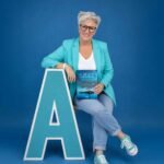 ANA MARÍA OCHOA PÉREZ PUBLICA ‘EL ABRAZO DE LAS MAREAS’, UNA MONUMENTAL NOVELA SOBRE LA MEMORIA, LAS MUJERES DEL MAR Y EL AMOR RECLAMADO