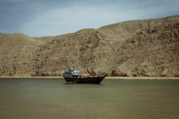 EL MUNDO viaja al Estrecho de Ormuz, epicentro del conflicto bélico con Irán: «Desde este lado puedes oler y sentir la guerra»