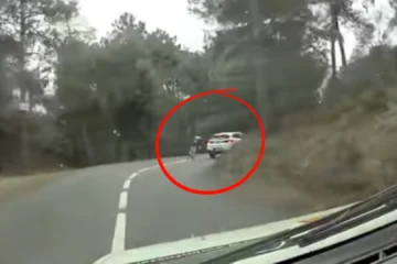 Aleix Espargaró, sobre el polémico adelantamiento con su bicicleta a coches: «¿De verdad tengo que explicarlo?»