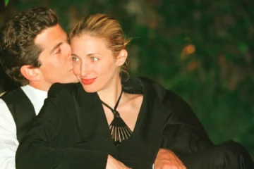 Carolyn Bessete, mujer de John John Kennedy, retratada como una mujer casada por interés y amante de las drogas
