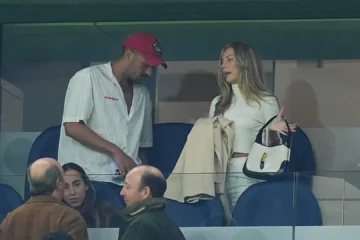 Ester Expósito, en el palco VIP del Bernabéu apoyando a Mbappé durante el derbi