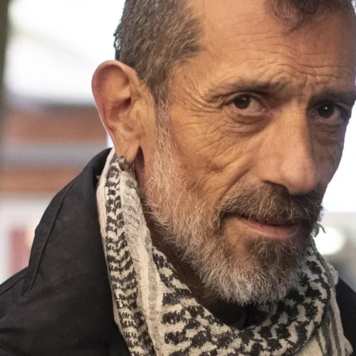 El cantante Manolo Kabezabolo sufre un accidente de tráfico mientras volvía de un concierto: «El coche quedó para el desguace»