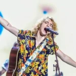 Qué fue de Manel Navarro, el cantante de «el gallo de España» en Eurovisión