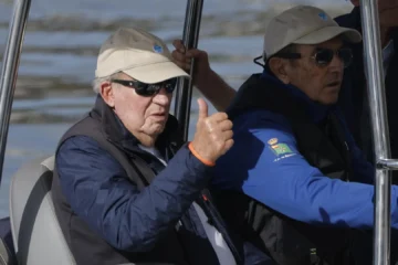 Juan Carlos I llega a Galicia para disputar unas nuevas regatas en Sanxenxo, las primeras de este año