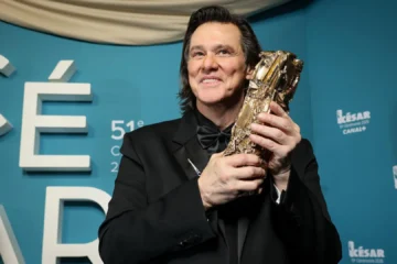 Jenny McCarthy, la exnovia de Jim Carrey, se pronuncia sobre las teorías del supuesto clon del actor en los premios Cesar