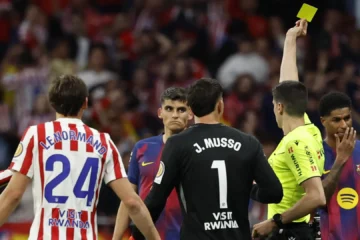 Indignación en el Atlético por la no expulsión de Gerard Martín: «Era roja, el árbitro lo vio claro en el campo»