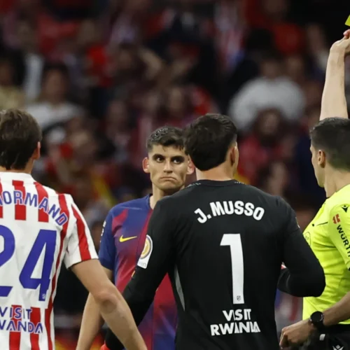 Indignación en el Atlético por la no expulsión de Gerard Martín: «Era roja, el árbitro lo vio claro en el campo»